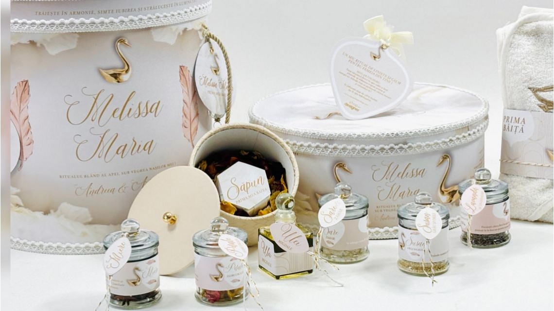 SET PRIMA BĂIȚĂ DUPĂ BOTEZ Ritualul blând al apei vegheat de nași Swan Feather 57